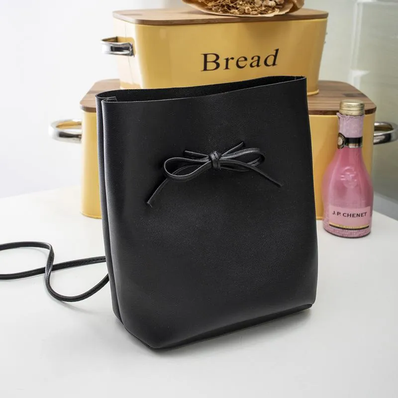 2025 new women's bag, high-end versatile shoulder bag, Korean style trendy fashion tote bag, simple large capacity mother-in-law bag